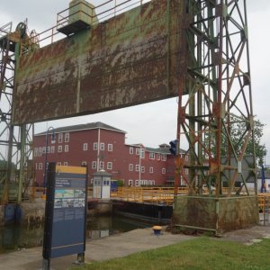 Erie E-24 guard gate protects lock from ice flows or debris damage in flooding conditions