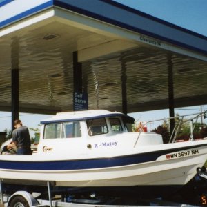 30 April 2004 Bellingham
 Filling the gas tanks 
 We're going to Lopez!