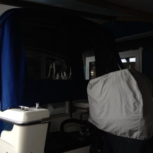 2 windows with zippers aft buttons to splash well table