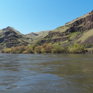 I went past Lewiston and Clarkston (no fuel dock), past Hell's Gate (no fuel dock), past Asotin (no fuel).  There is no fuel on this giant reservoir.  But this picture is about the river starting to get active above Asotin.