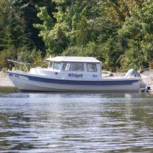 The conture of the bottom allows easy tie-up to shore with a bow anchor set.