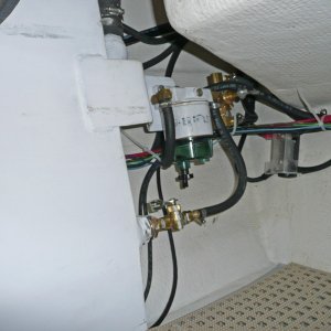 fuel filter & plumbing
either tank can be turned off or both on.
the upper selector will select the main engine or kicker.