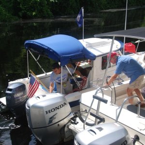 DSC 0030 - Litl' Tug, Tivo, successfully rafts up with Lady KC, Bill.