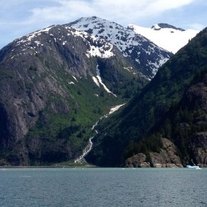 Hanging U-shaped glacial valley