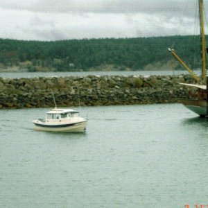(R/J): Immacu-Nada entering the marina (John Wayne).