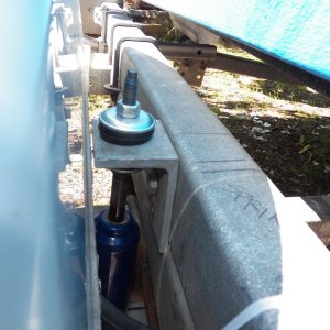Top mount fabricated from angle iron.
