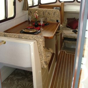 2008 R25 midship cabin and dinette