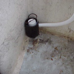 (BOMBERO) AND GRAVITY HOLDS IT IN AND THE PIPE HOLDS IT SECURE