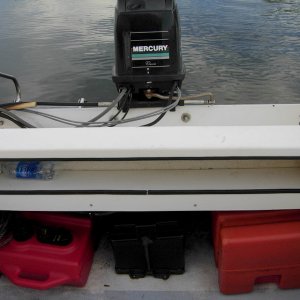 Battery in center.
One 6 gallon tank and one 12 gallon tank. Classic 40 hp Mercury hanging on the transom.