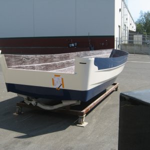 25\' Cruiser Hull, this model goes deck to hull outside of the mold, and is considered a "Shoebox" fit.   The deck to hull seam is glassed, once deck to hull, on the inside.