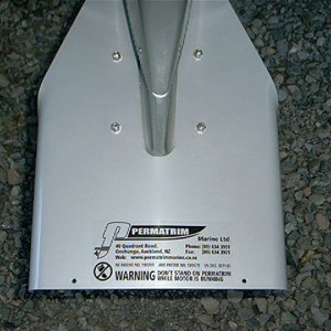 Used 6 stainless steel bolts and nuts (supplied with fins), very easy to install.
