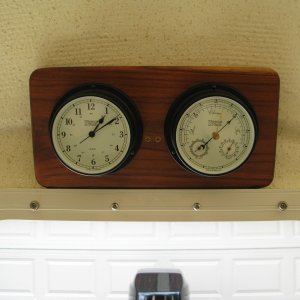 clock & barometer / thermometer / hygrometer