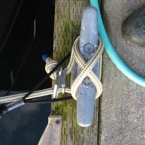 Preset/rigged line example to make tying up at our home dock really quick and easy.  There is only a loop to stretch over the bow and stern cleat plus one more on the port side in the next pic.