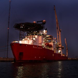 Pipeline service ship