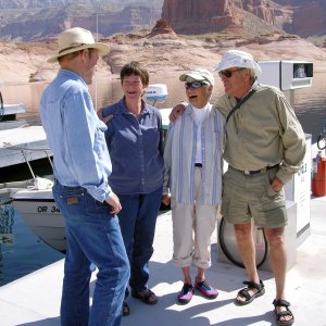 Media '(Hunkydory) Fond Farewell-Jay, Jo-Lee, El, Bill-Dangling Rope Marina' in album '(Cygnet) Wahweap Marina'