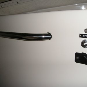 Media 'Port momentary sw. for wiper and grab bar' in album '1000 W inverter'