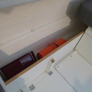Table leg fits in to the mount nicely and has never fallen out, and we have been in some pretty sloppy water with it.