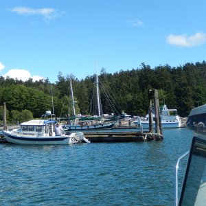 Rob on Robbie's Refuge greeting See-Saw and crew 
at the dock in Cornet Bay on Whidbey Island--
the end of a beautiful cruise