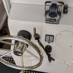 Cockpit helm, but no vhf or chartplotter/nav data