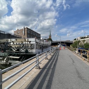 Tour boat in Lock 35