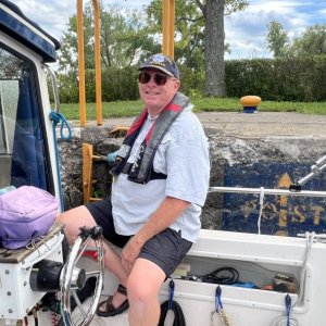 Holding C-Traveler on the wall at Lock 32