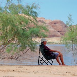 Chris had already gathered the firewood. He swam to shore on his air mattress and back with the firewood. Now he is relaxing in peace.