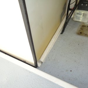 shows no screws into core by tanks