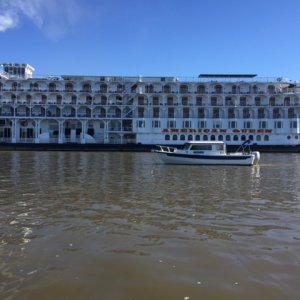 Media 'American Queen' in album 'Waiting to lock thru'