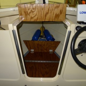 8
Cuddy fold-up dry floor & windlass locker