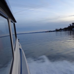 Smooth water, Sunday morning, northbound