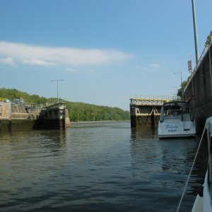 Note lock walls as gates open, holding against wall with lines in this lock.
