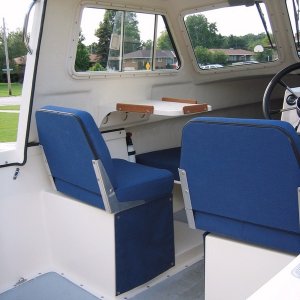 Port seat with cover for locker