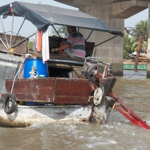 A typical fancy setup.  Some of the larger vessels appeared to have petrol auto engines.  Most had rudimentary or no muffler.