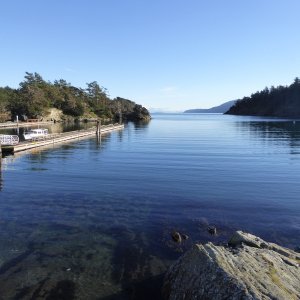 Calm water, blue skies, and no boats. Roger's theory is that all guys do their christmas shopping on the 24th, therefore no boats, haha!