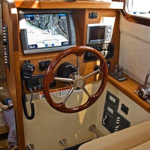 Pilot station - Garmin 5212 - Cummins Smartcraft display