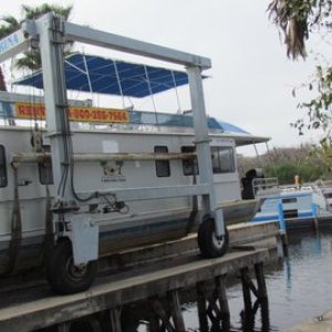 Dropping in a house boat at Holly Bluff Marina