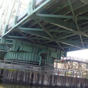 DSC02517 The bottom of a swing bridge on the Harlem River
