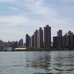Media 'DSC02532 Starting down the East River from the Bronx towards Manhatten' in album 'DSC02484 Looking at Manhatten from Sandy Hook Bay'