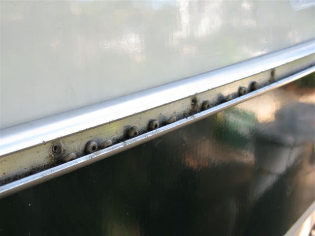 007 7
More rivet washers in the aluminum rail