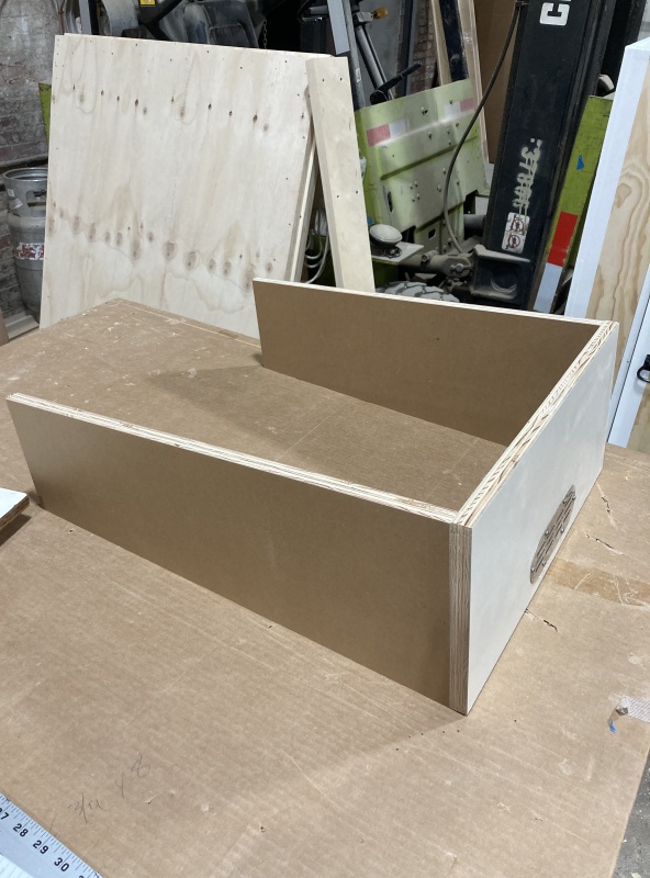 06 the drawer is deeper at the front than at the back because of the shape of the tank