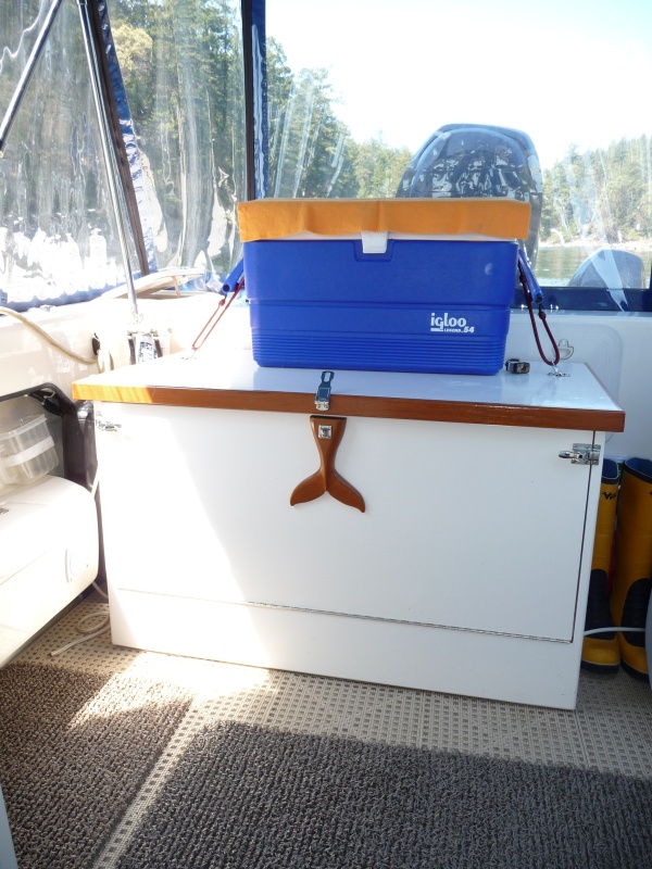 2. Outside perimeter of the box is built out of 3/4" maple plywood. The trim and Humpback Whales Tale is Teak. All hardware stainless steel.
Painted with one exterior primer coat and two marine enamal coats.