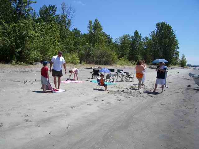 20050703b Setting up picnic on Columbia river sandy beach