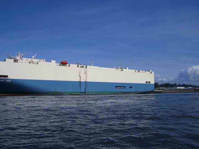20050911e Car carrier on Willamette river
