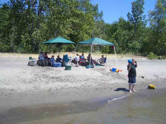 20060625 - 01 Boating on Columbia River where Willamette enters - Great Beach