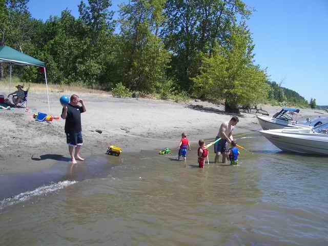 20060625 - 02 Boating on Columbia River where Willamette enters - Kids having fun
