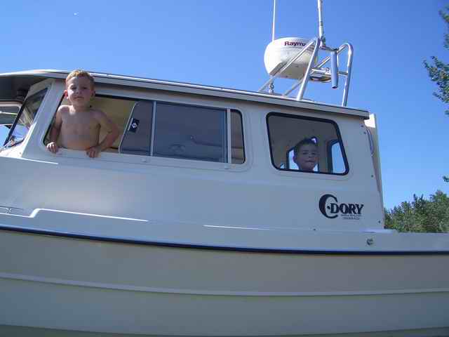 20060625 - 03 Boating on Columbia River where Willamette enters - Do you think they are having fun