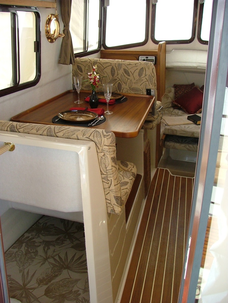 2008 R25 midship cabin and dinette