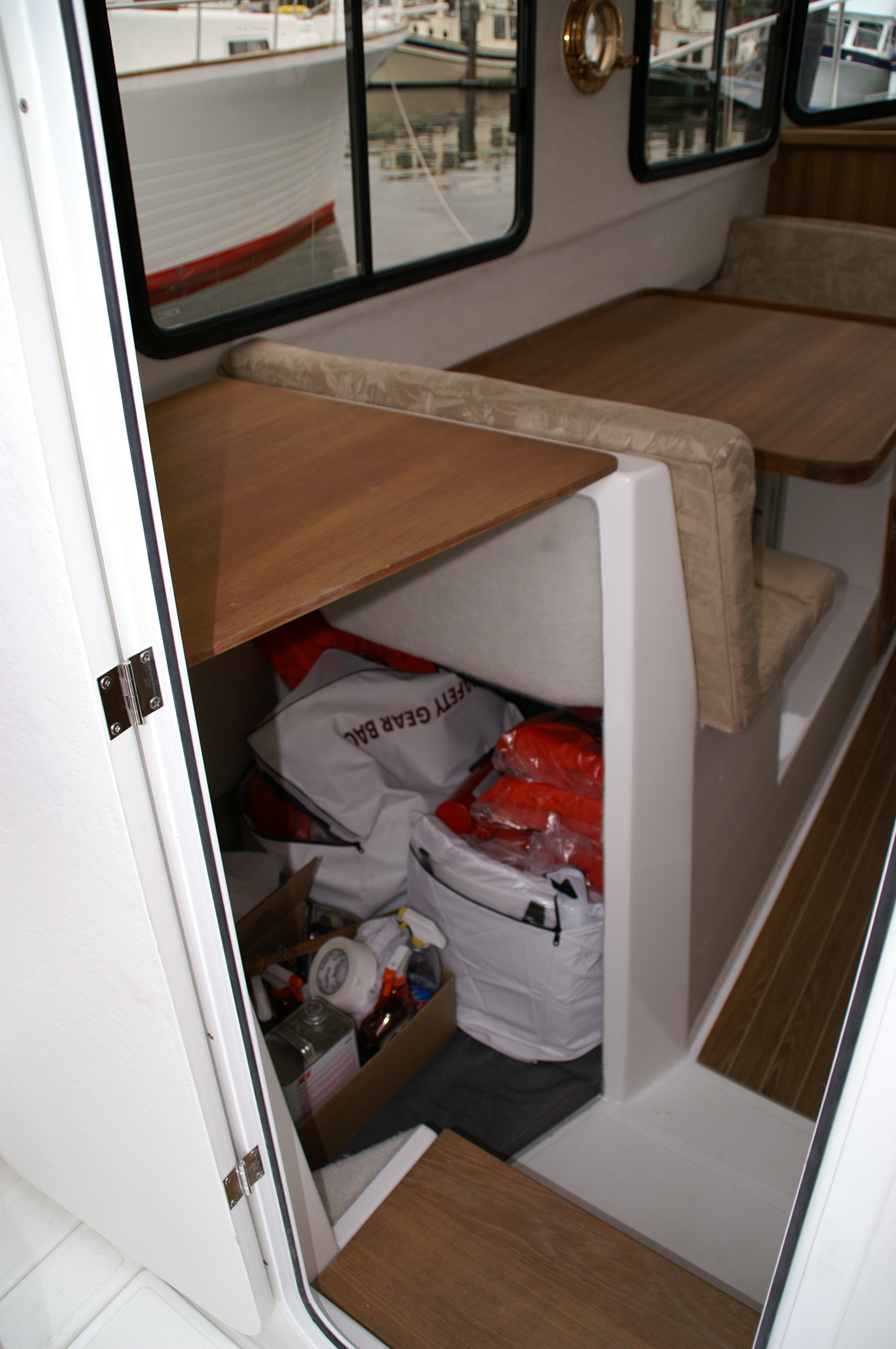 25 Ranger midship storage
