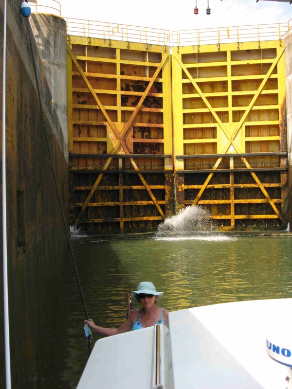 33 east bound, 1st mate holding on in lock 3