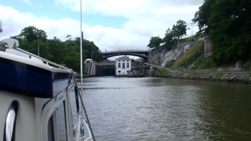 4.) Heading west, approaching locks at Lockport